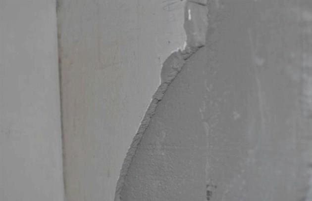 Lehetőségek a régi vagy friss vakolat falakról történő eltávolítására: hogyan lehet eltávolítani a dekoratív keveréket por nélkül simítóval, vésővel vagy kalapáccsal?