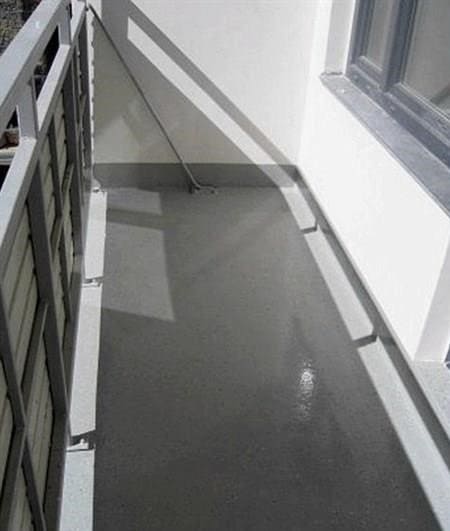 Milyen padlóburkolatot válasszon egy nyitott vagy üvegezett erkélyhez