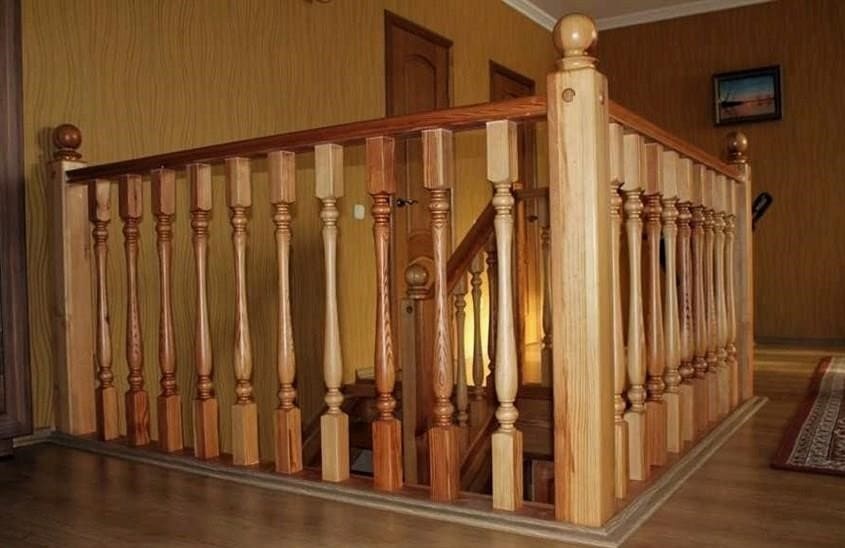 Fém tartóoszlop a lépcsőkhöz: a telepítés típusai és jellemzői