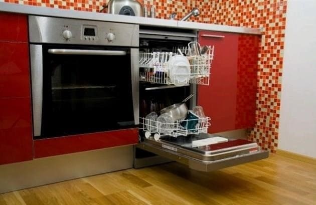 A mosogatógép elhelyezhető a sütő mellett?