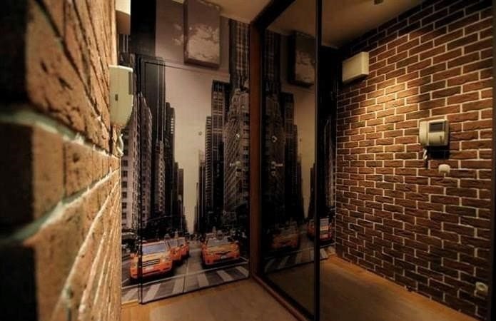 A folyosó díszítése díszkővel és tapétával: fotók érdekes megoldásokról a belső terekhez