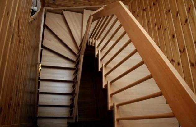 Kétszintes ház első emeletének elrendezése: 6 lépcsőházi lehetőség