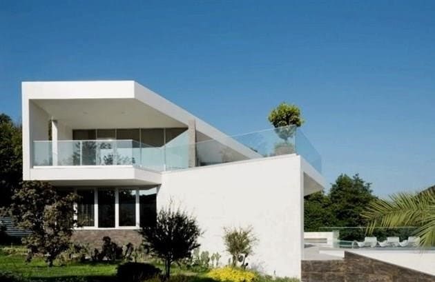 Panorámás ablakokkal rendelkező ház: fotóötletek egyemeletes és többszintes épületek tervezéséhez. Fotó többszintes házakról