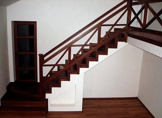 Melyik lépcső a jobb: nyitott (felszálló nélkül) vagy zárt (felszállóval)