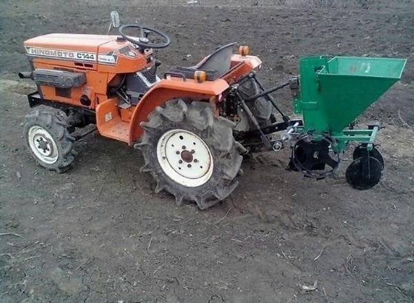 Mire kell figyelni, amikor mini traktort vagy hátsó traktort választanak Minszkben?