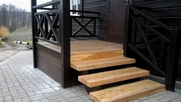Kész kültéri lépcsők egy magánház tornácához