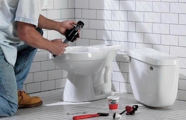 Hogyan lehet csatlakoztatni a mandzsettát (egyenes és különc) a WC-hez?