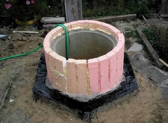 Hogyan lehet ásni egy árkot egy vízellátó rendszer számára saját kezűleg: milyen könnyebb, gyorsabb és helyesebb ásni egy lyukat a vízellátáshoz