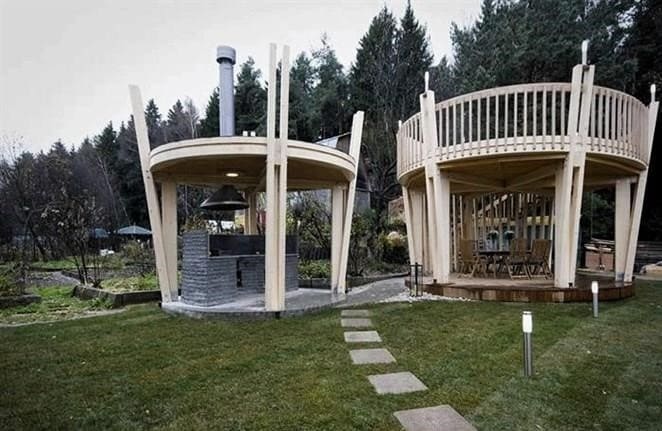 Kétszintes kerti pavilonok díszítő elemként és funkcionális épületként