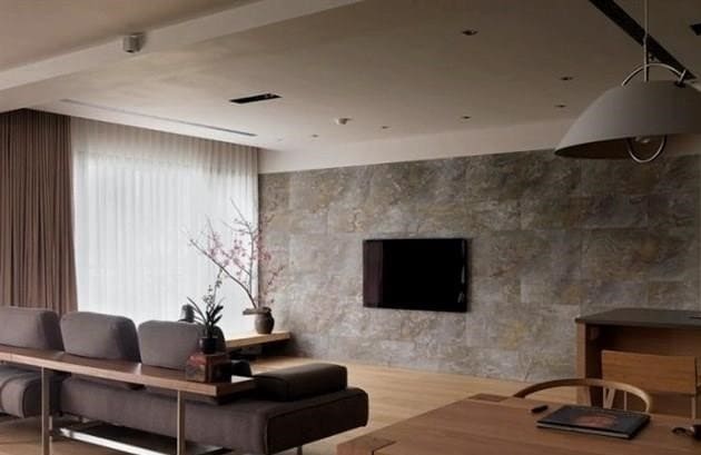 Hogyan lehet a falakat felújítani egy díszkővel ellátott szobában: csináld magad színes belső térrel