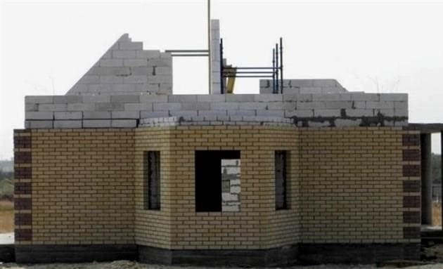 Milyen házat kell építeni: összehasonlítjuk a szénsavas betont, a duzzasztott agyag blokkot vagy a szilikát tömböt