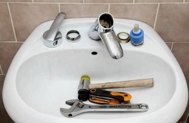 A csaptelep cseréje: hogyan lehet saját kezűleg megváltoztatni a fürdőszoba kialakítását, hogyan kell cserélni a csapot, hogyan lehet eltávolítani a terméket a mosogatóból, a csaptelep leszerelése