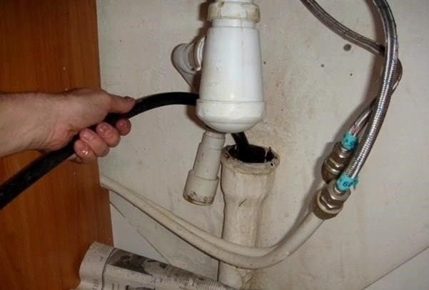 Miért jelenik meg a szennyvíz szaga a fürdőszobában, és hogyan lehet megszüntetni