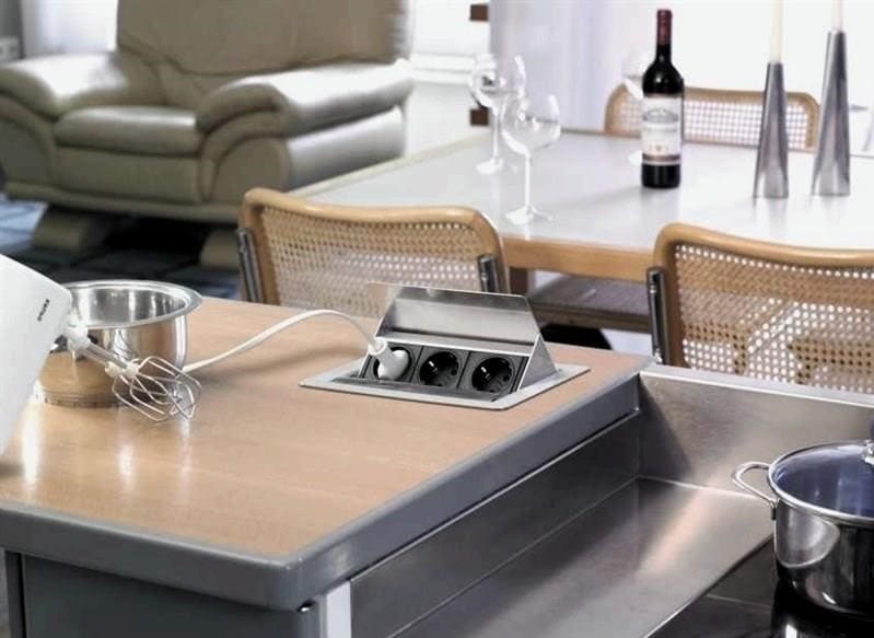 10 ötlet arról, hogyan leplezheti le a konnektorot a konyhában és a tévé mögött