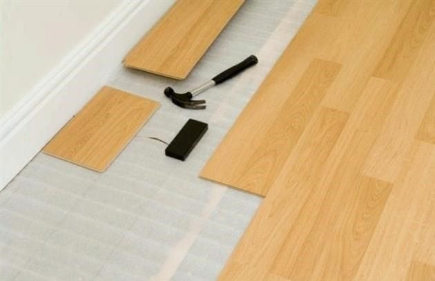 Hogyan készítsünk padlótortát egy keretes házban helyesen