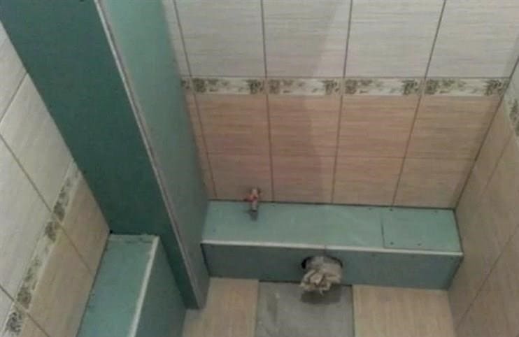 Hogyan lehet elrejteni a csöveket egy WC-ben / fürdőszobában: Barkács telepítés lépésről lépésre