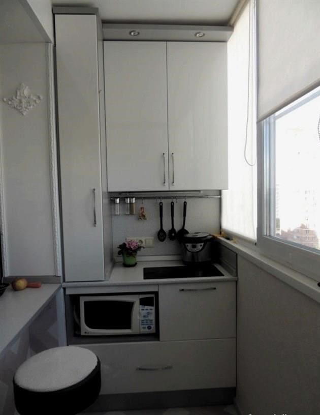 Hogyan készítsünk konyhát az erkélyen: az átadás és az elrendezés árnyalatai, tervezési fotó