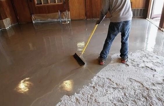 Az ömlesztett padló megrepedt: mi az oka és mit kell tennie?