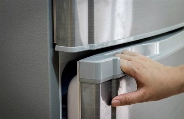 A hűtőszekrény ajtaja nem csukódik be megfelelően: a fő okok, tippek ezek megszüntetésére