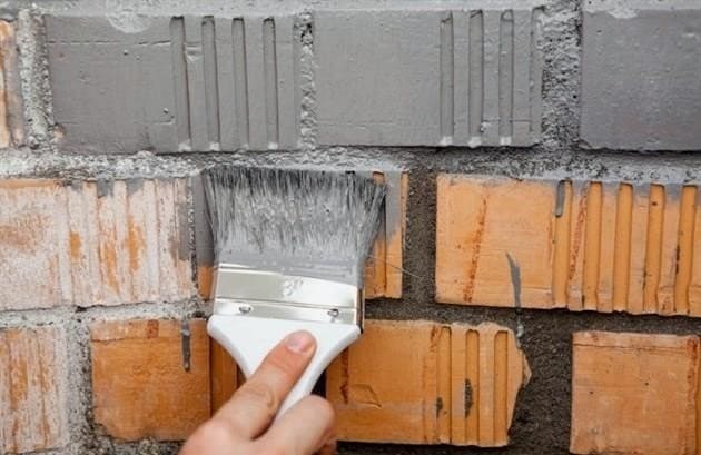 Milyen szép festeni a téglafalakat a házon belül és kívül a saját kezével: előkészítés a festésre, milyen festéket festeni