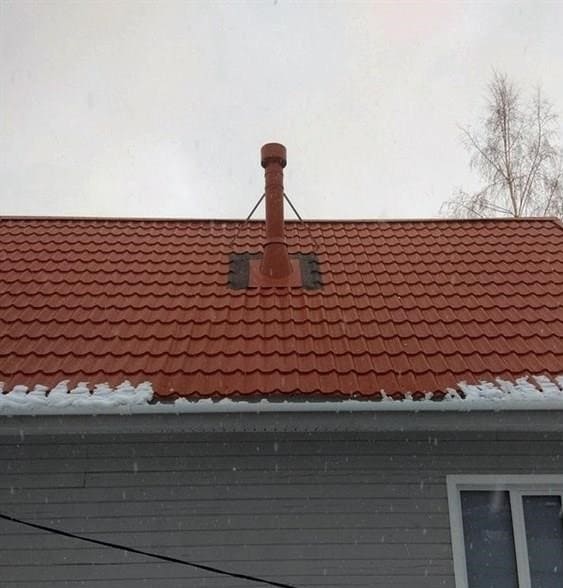 A kémény megfelelő áthaladása a tetőn: biztonsági és anyagigény
