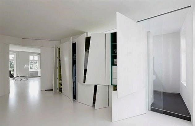 Csúszó szekrény egy modern belső folyosóra