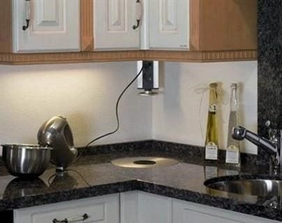 Aljzatok a konyhában: beépített, felületre szerelhető és visszahúzható