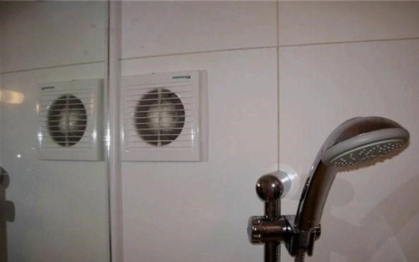 Lehetőségek a szellőzés megszervezésére egy magánházban a fürdőszobában és a WC-ben