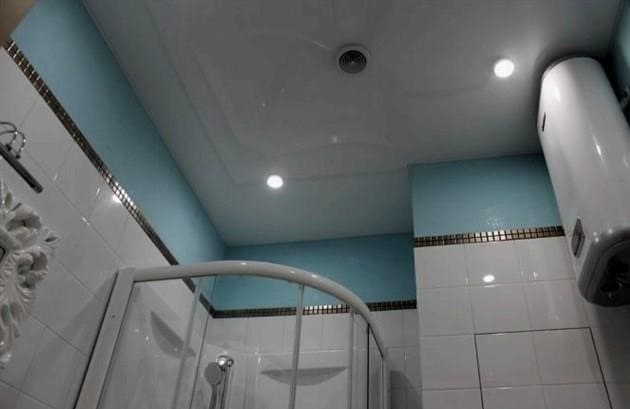 A zuhanykabin magassága a padlótól a mennyezetig, a kivitel típusától függően