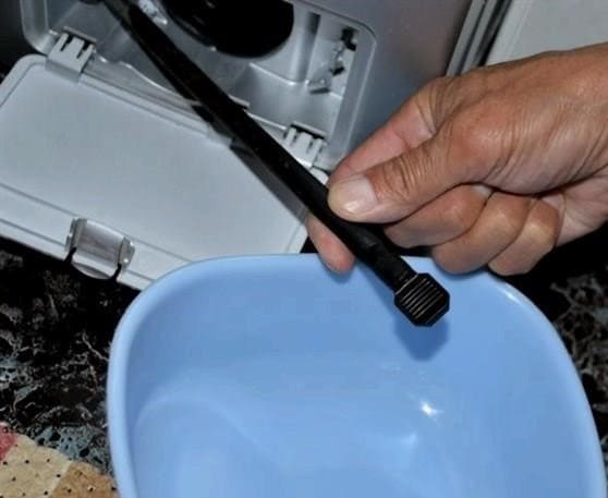 Hogyan ürítse le önállóan a mosógépet. Hogyan engedje le a vizet a mosógépből télire az országban