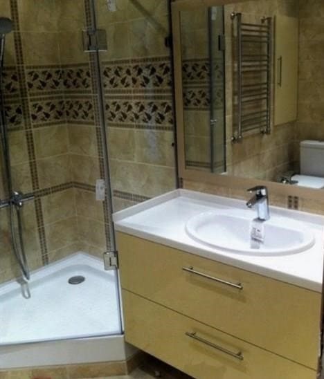 Mosdó beépítése mosdóval a fürdőszobában