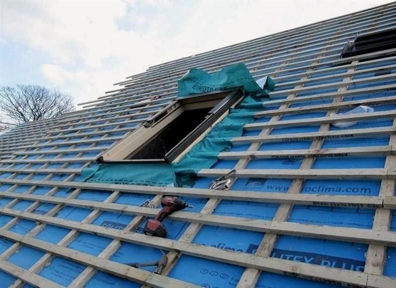 Hullámos tetőfedés: hogyan lehet a tetőt borítani hullámlemezzel