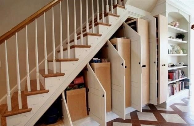 Hogyan lehet lépcsőt vezetni a 2. emeletre, ha nincs elég hely