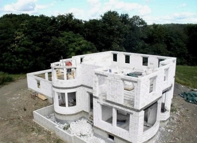 Milyen házat kell építeni: összehasonlítjuk a szénsavas betont, a duzzasztott agyag blokkot vagy a szilikát tömböt
