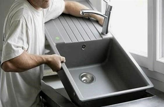 Hogyan kell beágyazni a mosogatót a konyhai munkalapba: a helyes barkács-telepítési folyamat