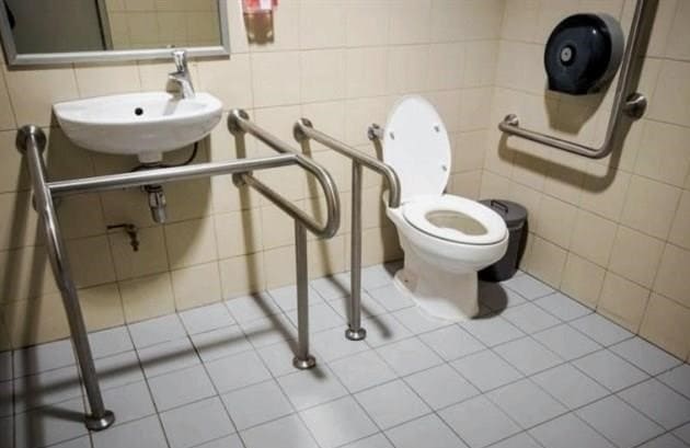 Hogyan lehet felszerelni egy kényelmes WC-t fogyatékkal élő és idős emberek számára
