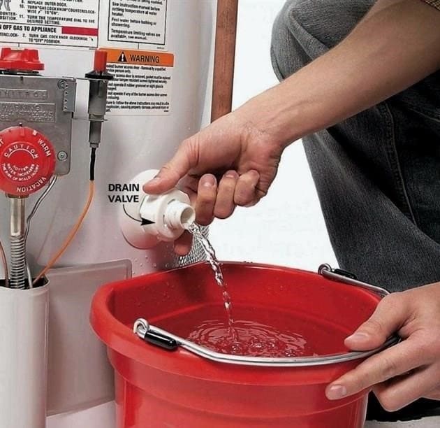 Hogyan engedje le a vizet a tárolós vízmelegítőből: 3 egyszerű módszer