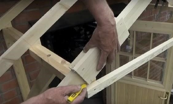 Csináld magad faborítót: egylejtős és oromzatos típusú konstrukciók