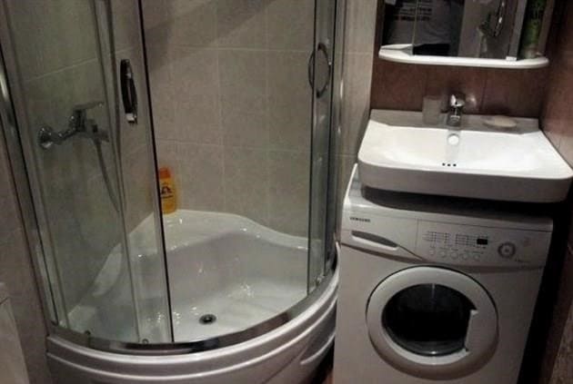 A mosógép felszerelésének módjai a fürdőszobában és szállítás közben