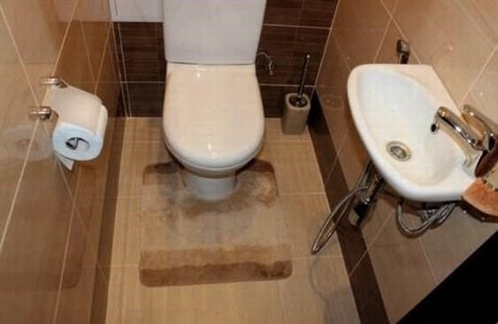 A WC-tartály rögzítőcsavarjainak cseréje rozsdásodó anyagból rozsdamentesre.