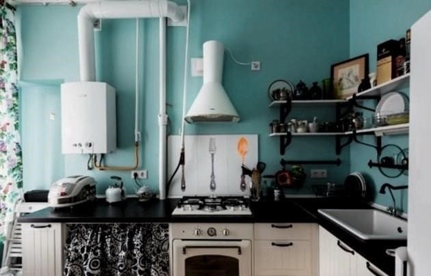 Lehetséges-e beépíteni a feszített mennyezetet egy konyhában, amelyben gázos vízmelegítő található: technológiai követelmények