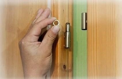 Hogyan lehet rögzíteni az ajtókeret ferdeségét. Az ajtó ferdeségének kiküszöbölésének módjai. A belső ajtók beállítása a telepítés utolsó szakaszaként