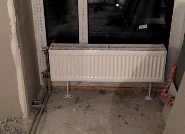 Miért telepítik az apartmanokba az elemeket az ablak alá? Mi történik, ha áthelyezi őket?