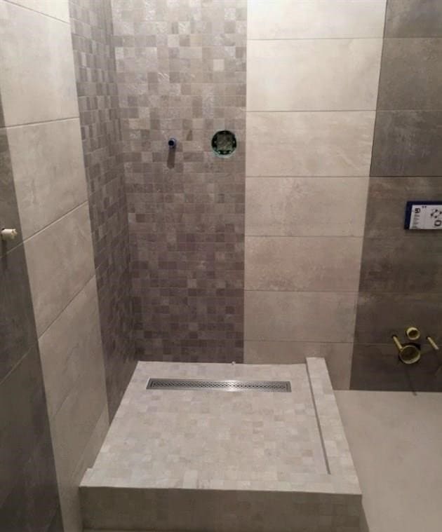 Fürdőszobabelső zuhanyzóval: mire kell figyelni