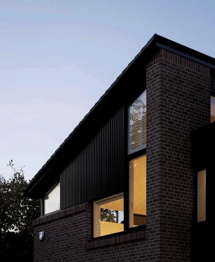Lakonikus építészetű ház és szimmetrikus homlokzatok