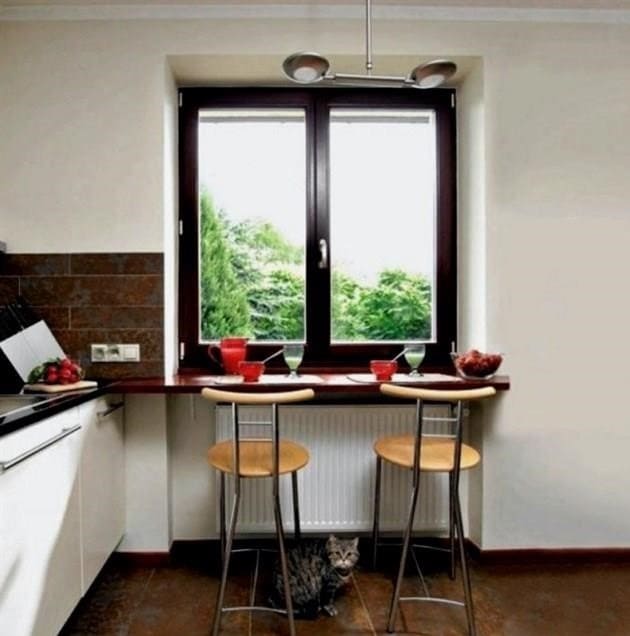 Hogyan lehet mosogatót, szekrényt, kanapét, tűzhelyet vagy pultot elhelyezni a konyha ablaka alatt?