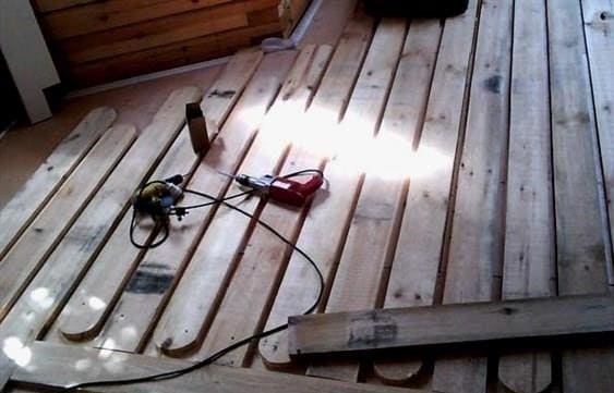 Hogyan lehet megfelelően felszerelni a padlófűtést egy faház laminált alatt