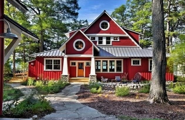 A ház homlokzata piros: fotó a merész döntés példáiról