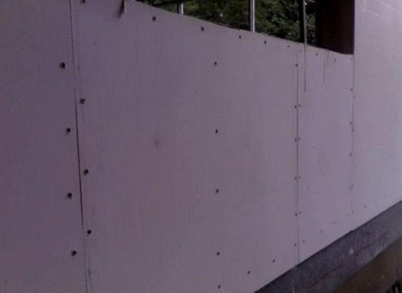 Hogyan lehet a falak és a gipszkarton közötti hézagokat kitölteni szigetelés helyett