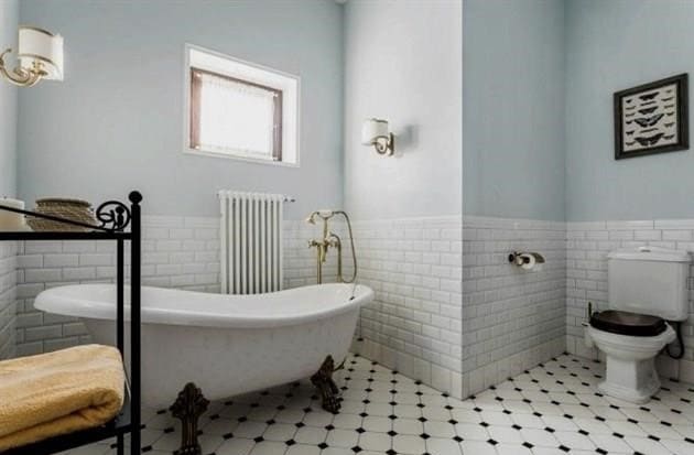Mit kell tudni a magánház fürdőszobájának elrendezéséről és kialakításáról?